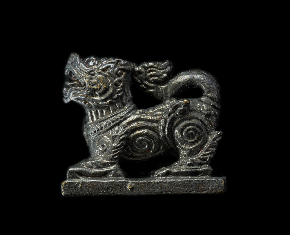 29Jul24 (71)ap.jpg - สิงห์มหาลาภ หลวงพ่อพัฒน์ ปุญญกาโม วัดห้วยด้วน ต.ธารทหาร อ.หนองบัว จ.นครสวรรค์ อายุวัฒนมงคล ๙๙ ปี พ.ศ.2563 เนื้อโลหะผสม สิงห์สวย มวลสารดี พร้อมกล่องเดิ [..] | https://kamulet.in.th